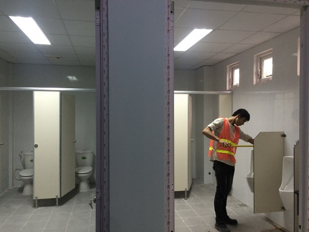 Các yếu tố ảnh hưởng đến bảng giá vách vệ sinh Hà Nội 1 Các yếu tố ảnh hưởng đến bảng giá vách vệ sinh Hà Nội