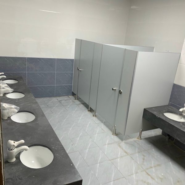 Giải pháp thi công tấm vách ngăn nhà vệ sinh compact chuyên nghiệp