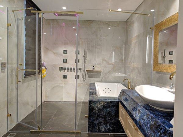 Cách vệ sinh vách ngăn nhà vệ sinh bằng kính an toàn hiệu quả