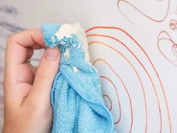 xu ly vet muc tren vach ngan ve sinh compact