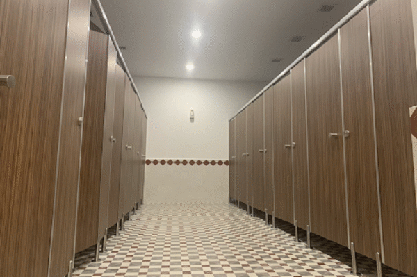 Tại sao nên chọn vách ngăn vệ sinh chịu nước cho công trình công cộng