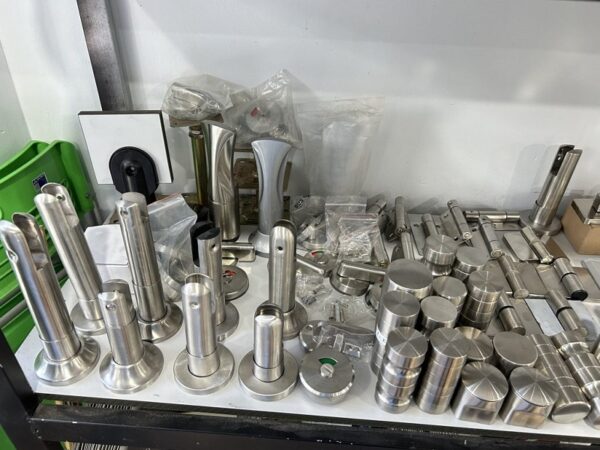 mbee vach ngan ve sinh tam compact mbee 46 1024x768 1