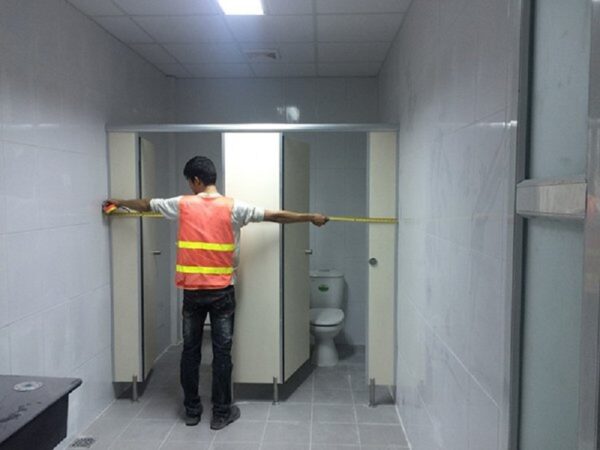 thi cong vach ngan ve sinh 4