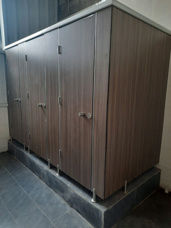 Thi công vách ngăn bằng nhựa chuyên nghiệp, nhanh chóng, giá cạnh tranh