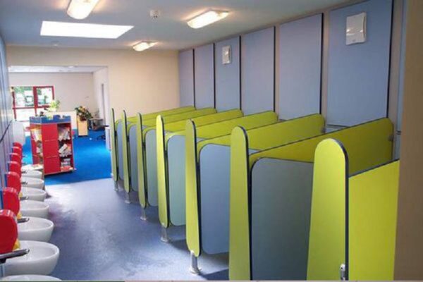 Lợi ích khi lắp đặt vách ngăn nhà vệ sinh trường học đạt chuẩn