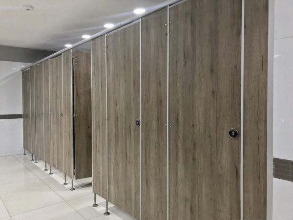 Cung cấp vách ngăn toilet cho bể bơi – giá tốt, thi công nhanh