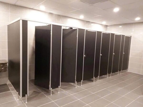 Cung cấp vách ngăn toilet cho bể bơi – giá tốt, thi công nhanh
