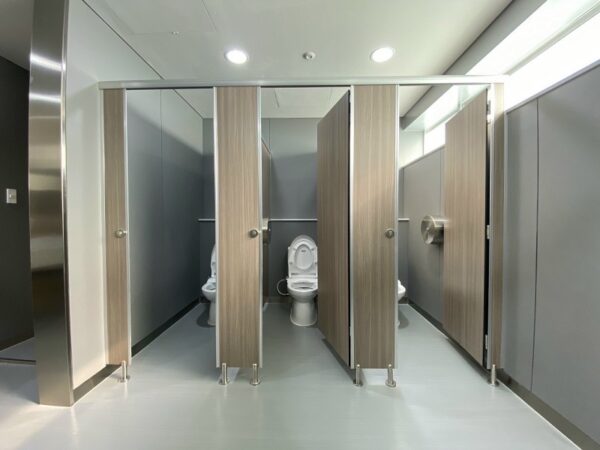 Cung cấp vách ngăn toilet cho bể bơi – giá tốt, thi công nhanh