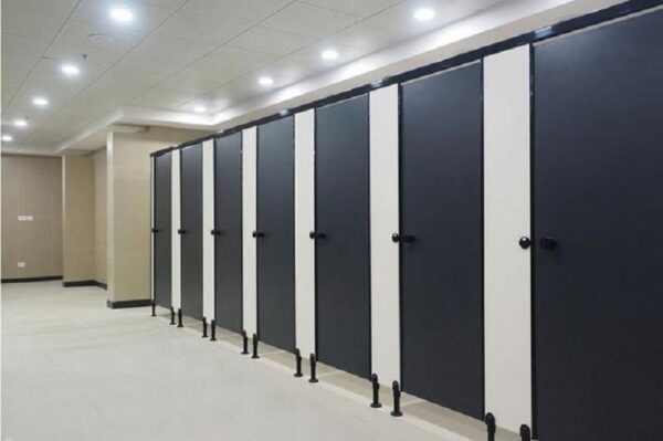 Chi phí lắp đặt vách ngăn vệ sinh – Yếu tố quyết định giá thành công trình