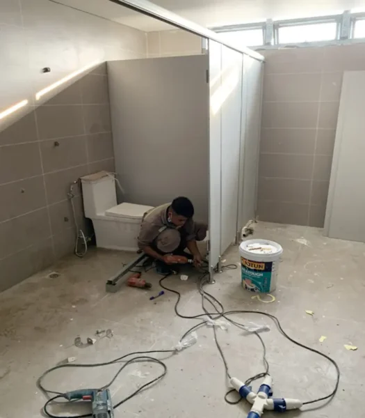 Quá trình thi công vách ngăn vệ sinh đúng kỹ thuật bền đẹp