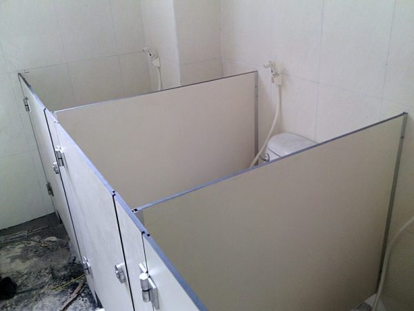 Chuyên thi cống tấm ngăn nhà vệ sinh compact uy tín giá rẻ