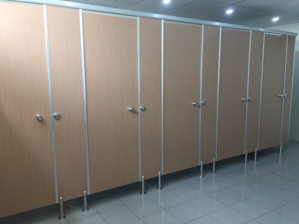 Chuyên thi cống tấm ngăn nhà vệ sinh compact uy tín giá rẻ