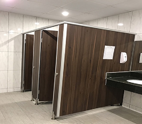 Thi công vách ngăn nhựa giả gỗ nhà vệ sinh – Giải pháp tiết kiệm chi phí 1 thi cong vach ngan ve sinh tai nha may daikin hung yen 4