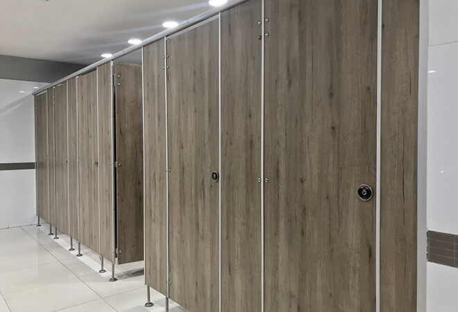 Thi công vách ngăn nhựa giả gỗ nhà vệ sinh – Giải pháp tiết kiệm chi phí 2 vach ngan compact mau van go xam ma mau 6771 6