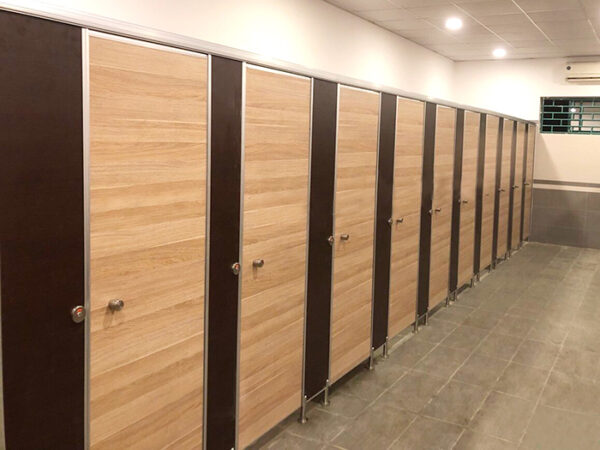 Cách thi công vách ngăn nhựa chuyên nghiệp cho công trình hiện đại 3 vach ngan ve sinh MDF chiu am 2