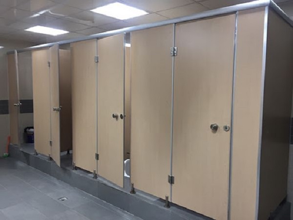 Thi công vách ngăn tiểu nam compact chuyên nghiệp, uy tín bền đẹp 2 vach ngan ve sinh compact 12mm gia re 1