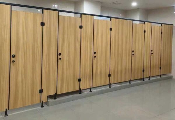 Báo giá thi công vách ngăn vệ sinh chi tiết – Tư vấn & lắp đặt nhanh chóng