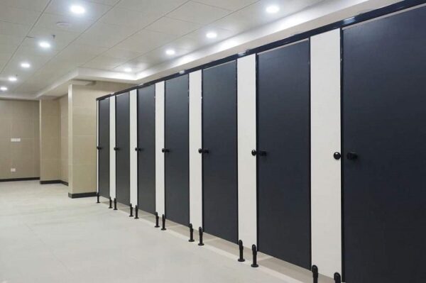 Nên dùng vách ngăn kính toilet hay vách ngăn Hpl compact cho công trình?