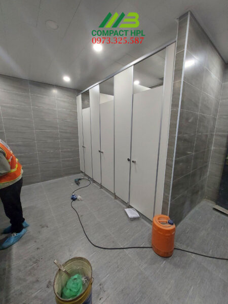hinh anh thi cong vach ngan phong ve sinh tai AJ Total 2