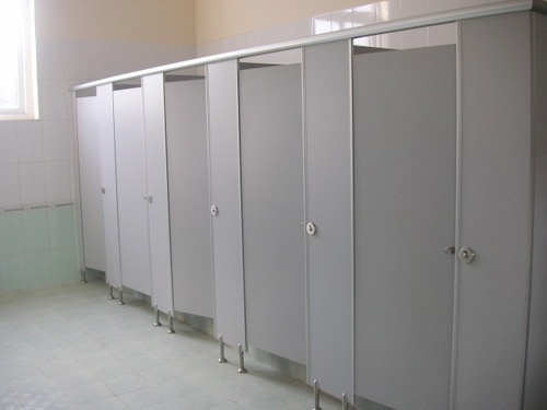 Thi công vách ngăn nhà vệ sinh chống nước – Đẹp, bền, chống ẩm mốc hiệu quả