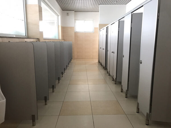 thi cong vach ngan ve sinh tai tram dung xe v52 hai duong