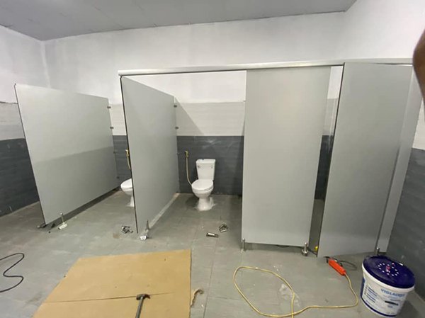 Kinh nghiệm lắp đặt vách ngăn toilet cho không gian hẹp hiệu quả
