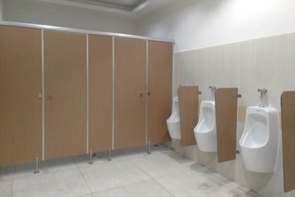 Kinh nghiệm thi công vách ngăn vệ sinh 2 buồng nhỏ bền và đẹp