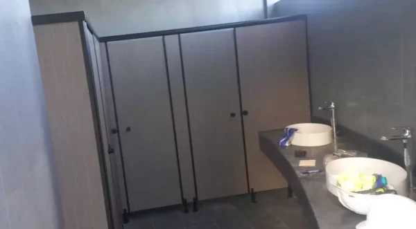 Tìm hiểu chi phí lắp đặt vách ngăn vệ sinh mini và những yếu tố ảnh hưởng