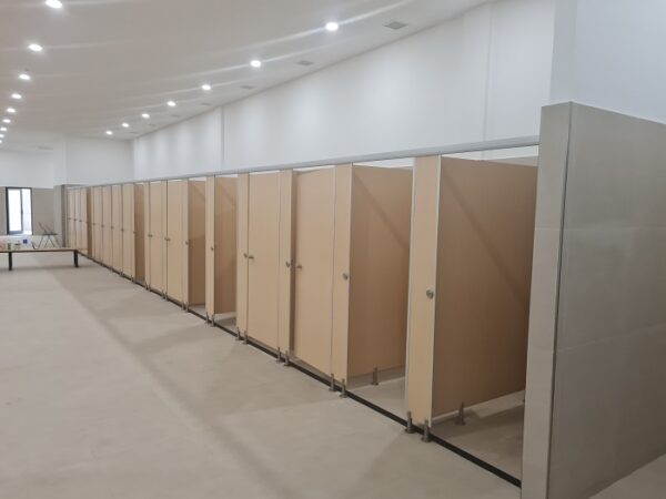 Thi công vách compact không đục nền nhanh chóng, sạch sẽ, tiết kiệm chi phí