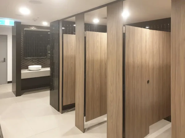 Vì sao cần vệ sinh vách compact HPL đúng cách để kéo dài tuổi thọ công trình?