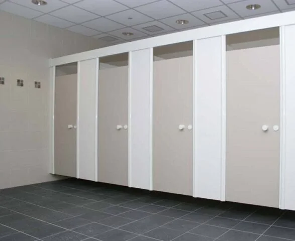 Thi công vách ngăn vệ sinh Compact bền đẹp, chống nước tuyệt đối cho nhà vệ sinh