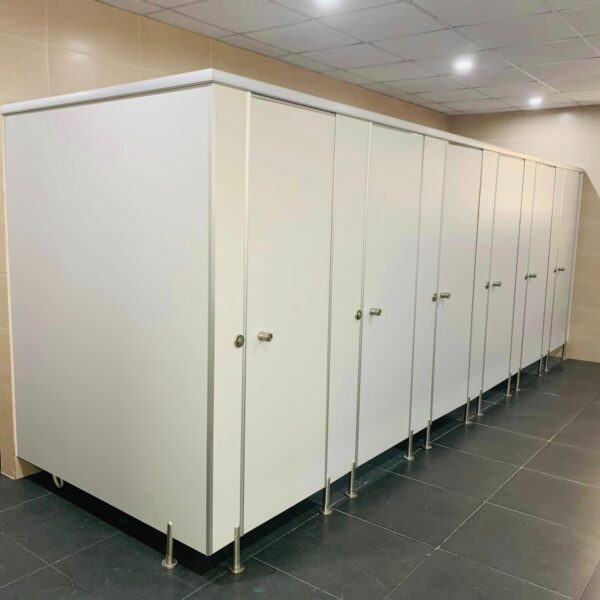 Lắp đặt vách ngăn vệ sinh compact giá rẻ – Thi công nhanh, chất lượng cao 2 Lắp đặt vách ngăn vệ sinh compact giá rẻ – Thi công nhanh, chất lượng cao