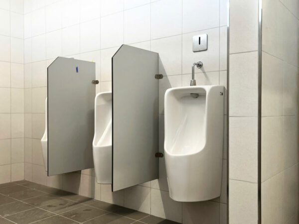 HPL Miền Bắc cung cấp và lắp đặt vách ngăn tiểu nam bằng Compact HPL trọn gói