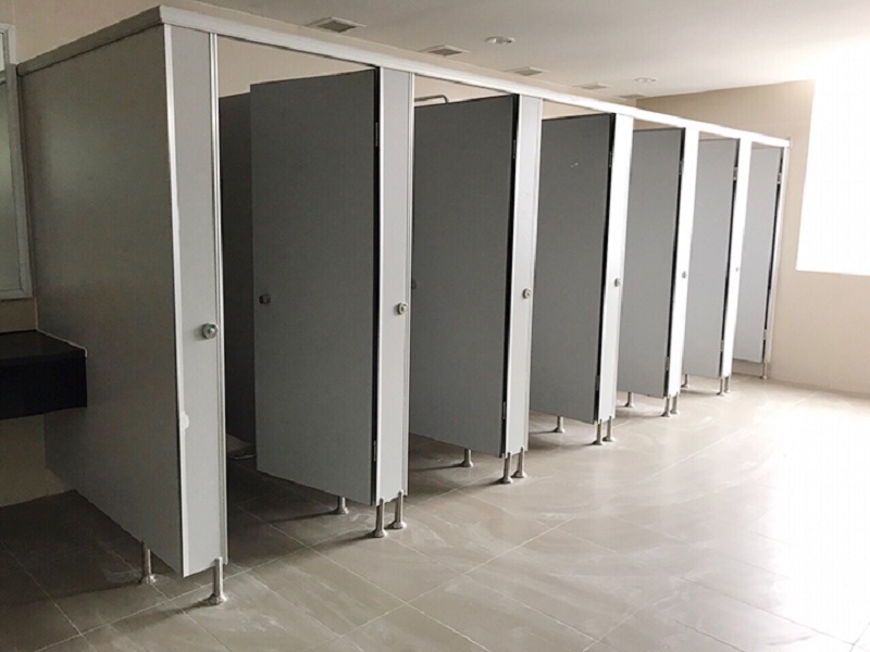 Quy trình lắp đặt vách Compact HPL từ A-Z hướng dẫn thi công đúng kỹ thuật
