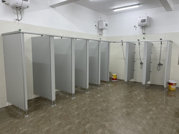 Cấu tạo vách ngăn vệ sinh Compact HPL – Hướng dẫn lựa chọn vật tư phù hợp 1 Cấu tạo vách ngăn vệ sinh Compact HPL – Hướng dẫn lựa chọn vật tư phù hợp