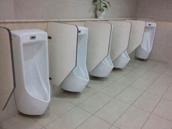 Kinh nghiệm chọn vách ngăn bồn tiểu nam Compact HPL bền đẹp, phù hợp công trình