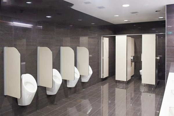 Nên chọn vách ngăn compact tiểu nam bằng sứ hay tấm Compact? 3 Vách ngăn tiểu nam bằng tấm Compact HPL có gì nổi bật?