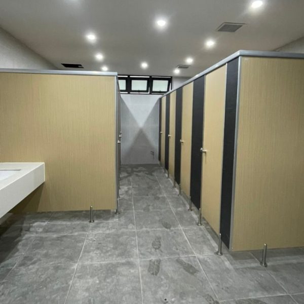 Báo giá vật tư Compact HPL cho đơn vị thi công vách ngăn vệ sinh mới nhất