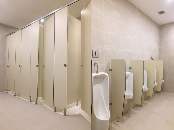 Vách ngăn tiểu nam bằng tấm Compact HPL có gì nổi bật?