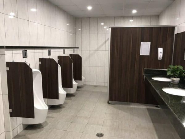 Cung cấp vách ngăn bồn tiểu HPL chất lượng cao, giá tốt tại HPL Miền Bắc