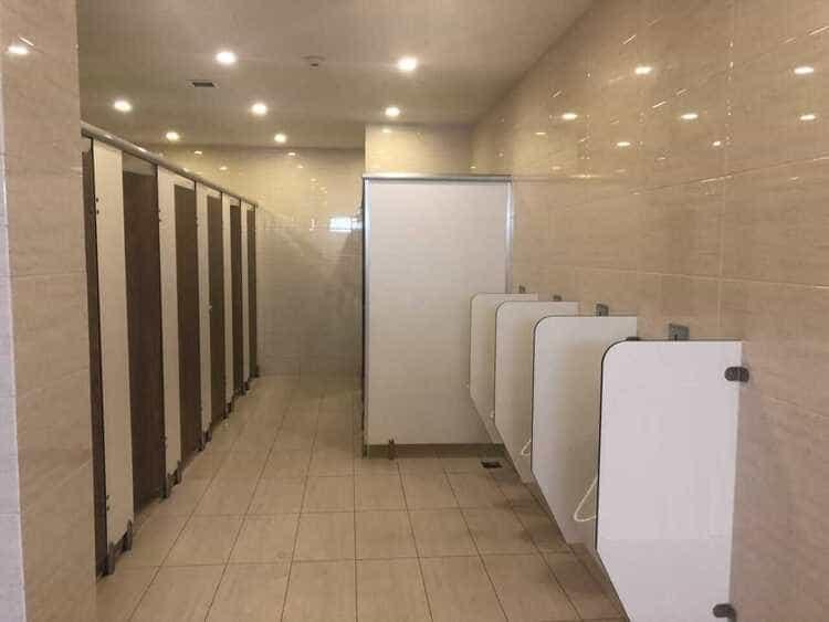 Thi công lắp đặt vách Compact HPL cho nhà vệ sinh hiện đại, chống nước hiệu quả 1 Thi công lắp đặt vách Compact HPL cho nhà vệ sinh hiện đại, chống nước hiệu quả