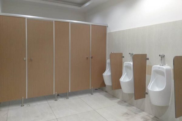 Nên chọn vách ngăn compact tiểu nam bằng sứ hay tấm Compact? 2 Vách ngăn tiểu nam bằng tấm Compact HPL có gì nổi bật?